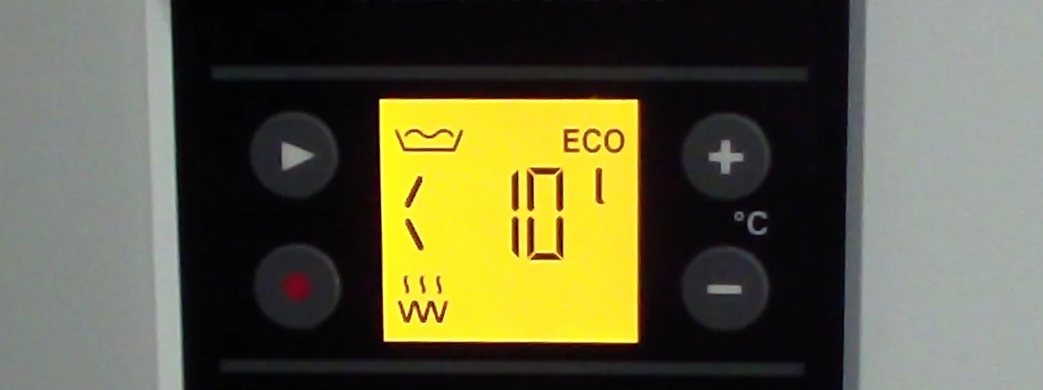 Afișaj luminos și butoane pe un boiler electric cu acumulare