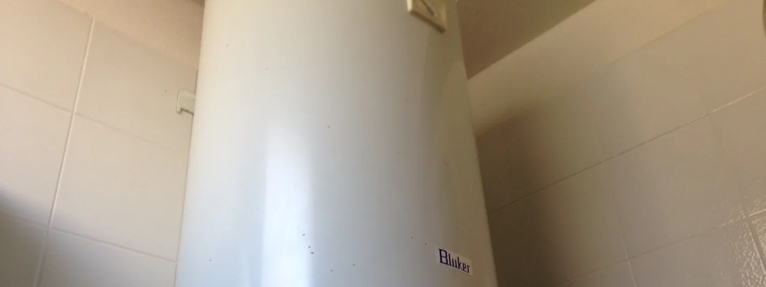 Boiler electric cilindric montat pe peretele unei băi