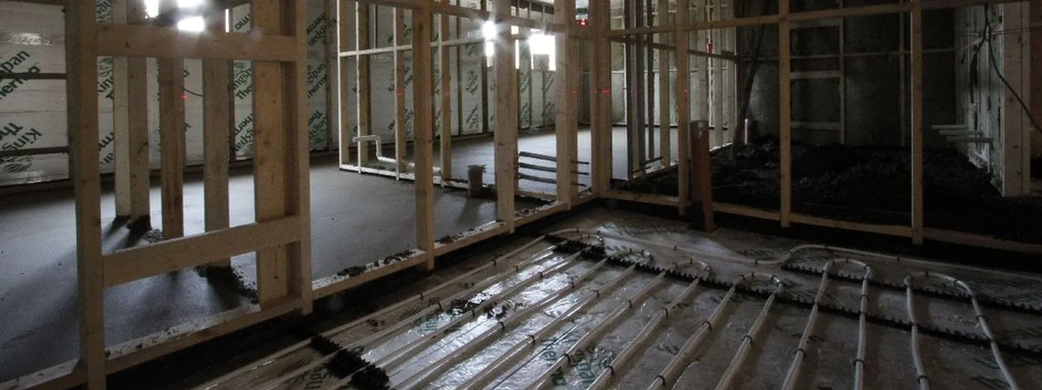 Pardoseală cu șapă într-o clădire în construcție