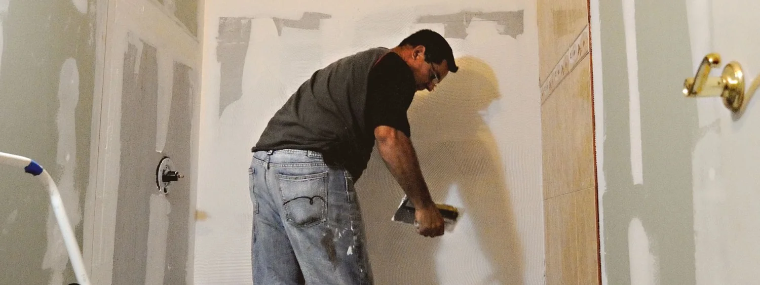 Baie în renovare, cu suprafețe interioare încă nefinisate