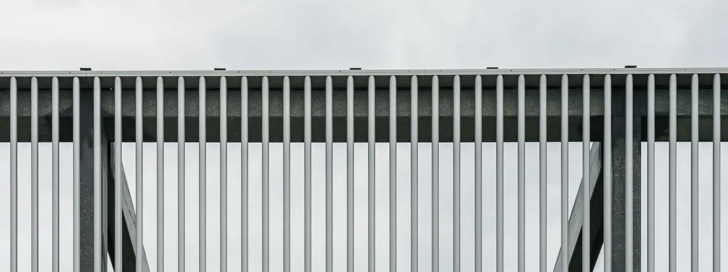 Gard metalic cu bare verticale și poartă
