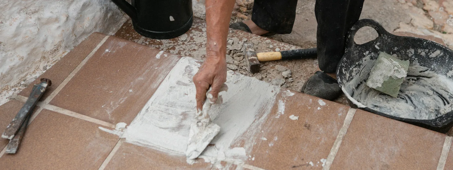 Aplicarea materialului de rostuit între plăci ceramice de pardoseală