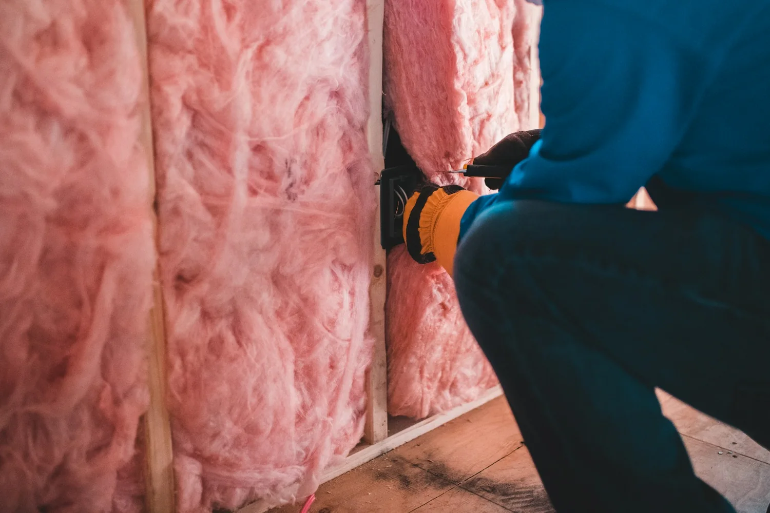 Montarea izolației din fibră într-un perete aflat în renovare
