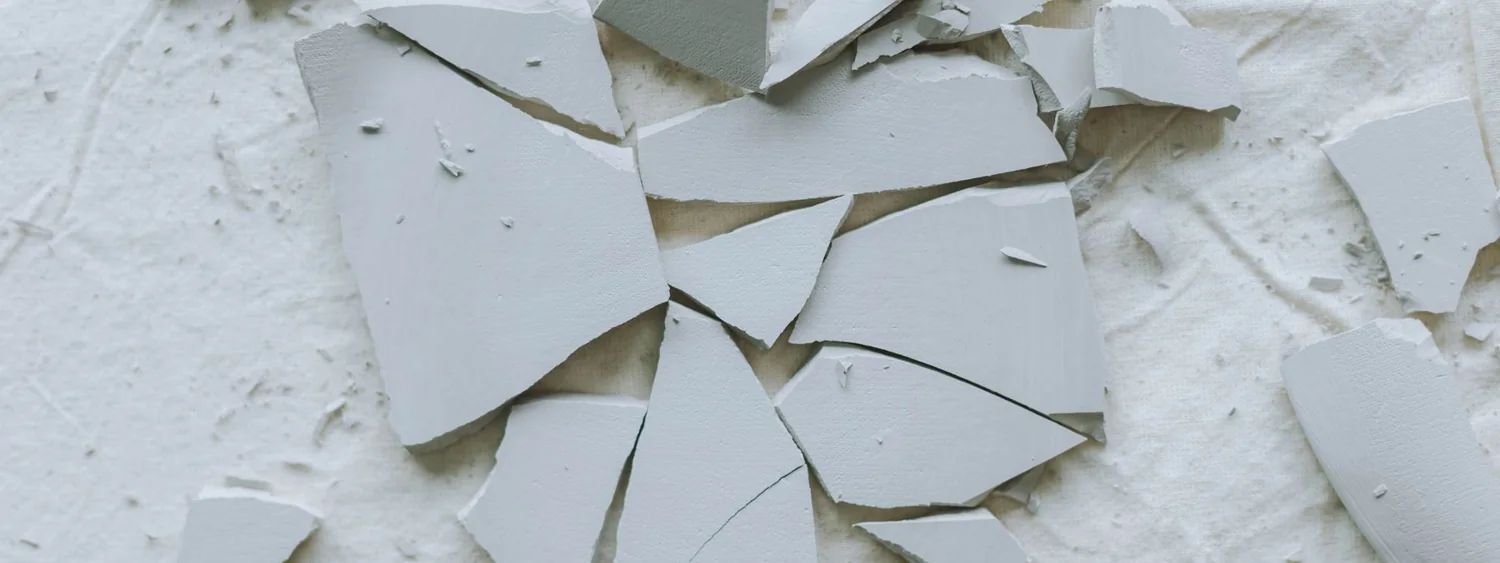 Fragmente de placă ceramică pe o suprafață de lucru