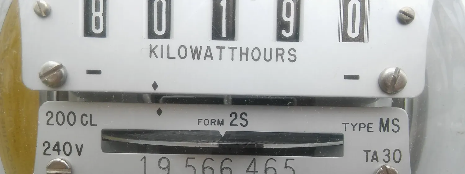 Contor de energie electrică având unitatea kilowatt-hours inscripționată pe cadran