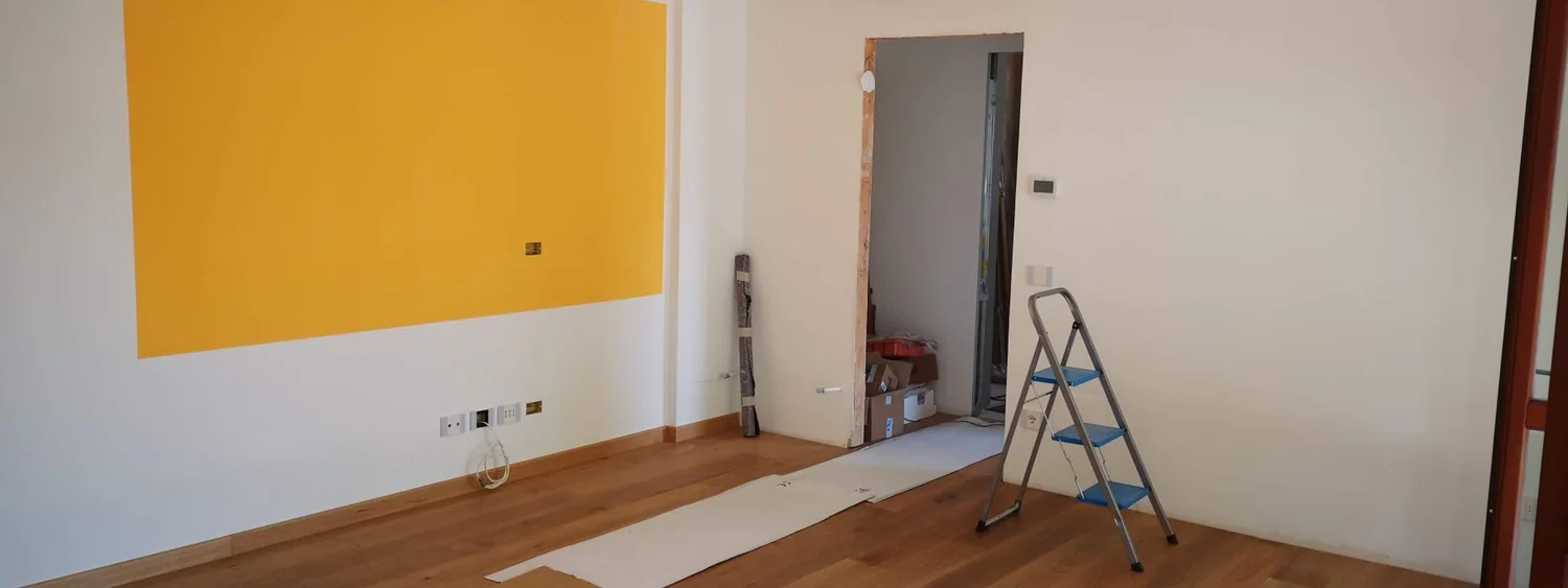 Cameră în curs de renovare, cu scară și materiale pe pardoseală