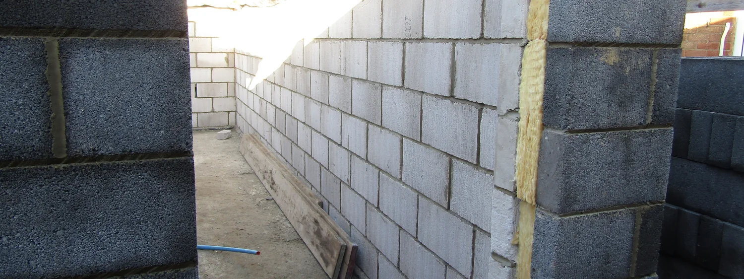 Zid în construcție, cu blocuri de beton celular pe fața interioară