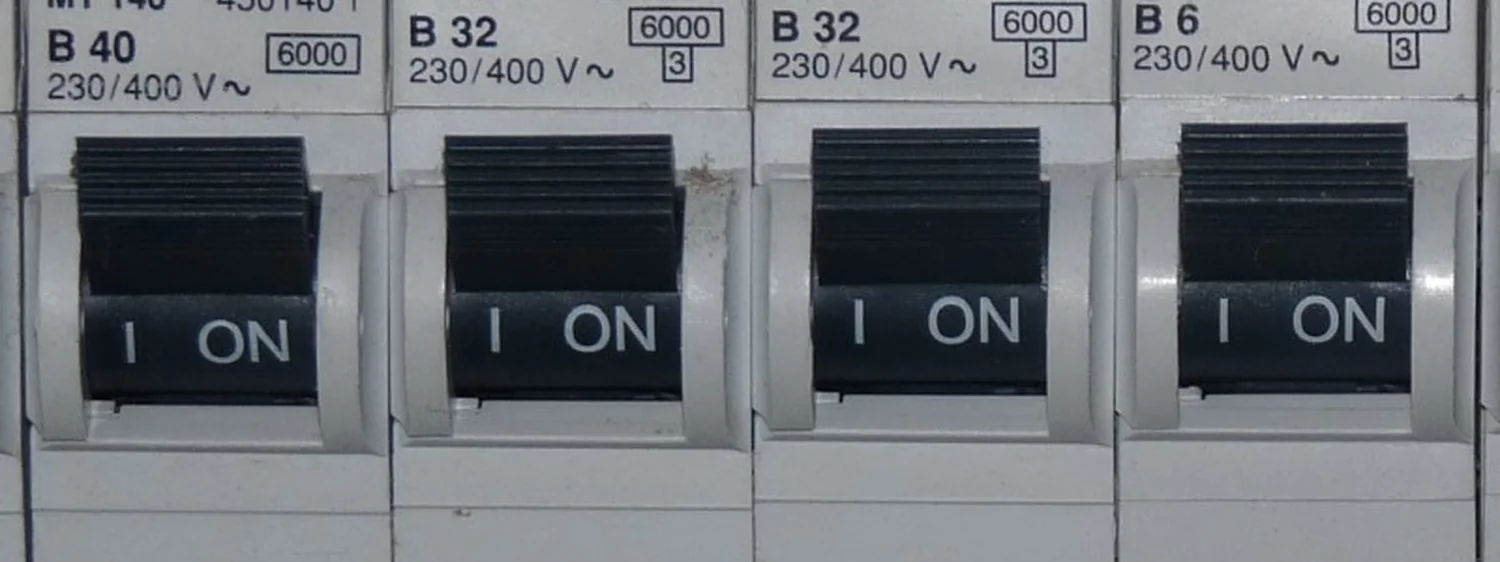 Întrerupătoare automate montate pe un rând într-un tablou electric