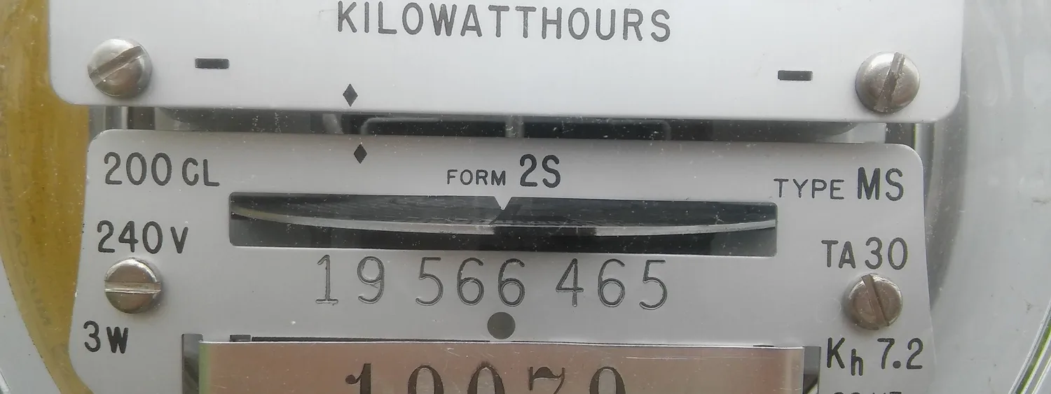 Detaliu al unui contor electric cu inscripția kilowatthours